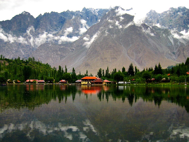 Kachura Lake